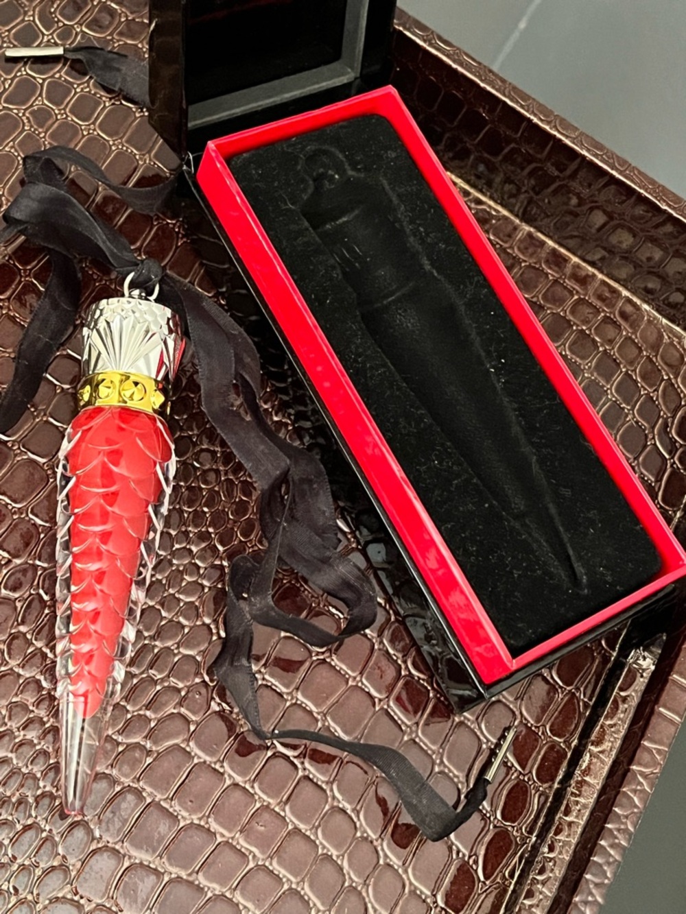 ✨Host Pick✨Christian Louboutin Rouge Louboutin 001 Loubibelle Lip Beauty Oil - Picture 4 of 12
